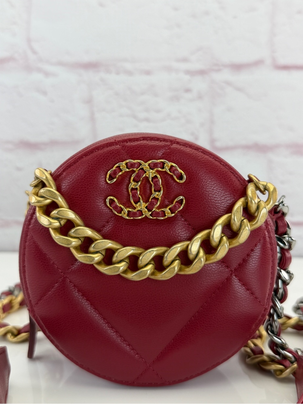 CHANEL 19 Red Quilted Round Mini Crossbody Mixed Metal Chain - Picture 4 of 15
